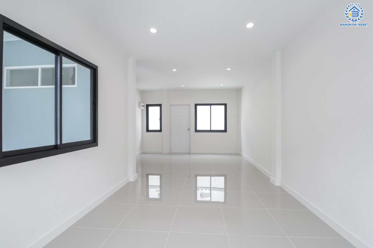 บ้านมือสองตกแต่งใหม่ ม.บัวทองธานีพาร์ค กาญจนาฯ-บางบัวทอง ทาวน์เฮ้าส์พร้อมเข้าอยู่ เนื้อที่ 19.5 ตร.ว. ฟังก์ชัน 3 ห้องนอน 2 ห้องน้ำ 1 ที่จอดรถ บนทำเลเดินทางสะดวก เข้า-ออกได้ทั้ง ถ.กาญจนาฯ และ ถ. บางกรวย-ไทรน้อย ใกล้ทางด่วน, เซ็นทรัลเวสต์เกต และรถไฟฟ้าสายสีม่วง "สถานีคลองบางไผ่"…